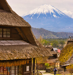 富士山と古民家村　茅葺屋根の日本家屋
