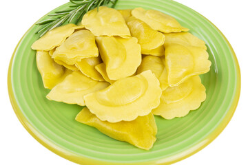 assiette de raviolis cru isolé sur un fond blanc