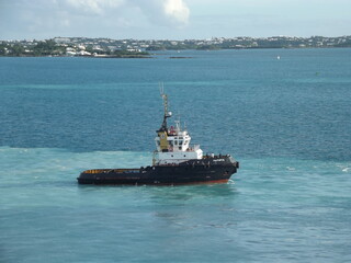 Obraz premium Die Hufeisenförmige Bucht von Grand Bermuda, Bermuda Insel, im Vordergrund ein Hafenschlepper The horseshoe-shaped bay of Bermuda Island, with a harbor tug in the foreground