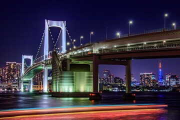 東京都レインボーブリッジの夜景と船の光跡
