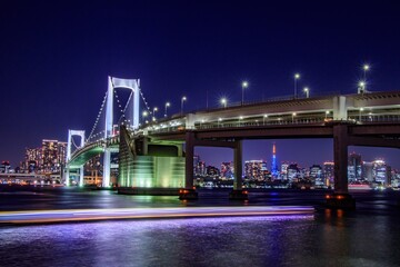 東京都　レインボーブリッジの夜景と船の光跡