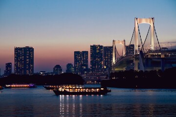 Fototapeta na wymiar 東京都　レインボーブリッジと屋形船