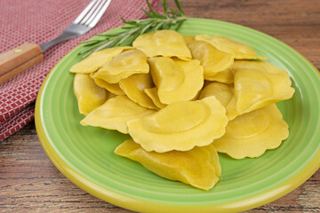 assiette de raviolis cru isolé sur une table