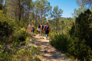 Obraz premium Hiking route in a town in the province of Valencia, nature on a sunny day.