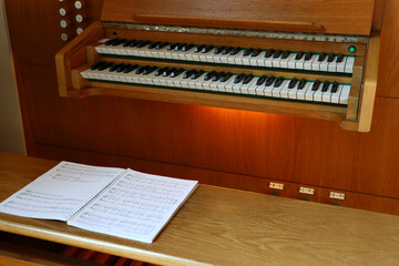 Kirchen Orgel mit einem Notenheft