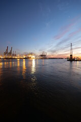 Fototapeta premium Der Hamburger Hafen in einer Abenddämmerung