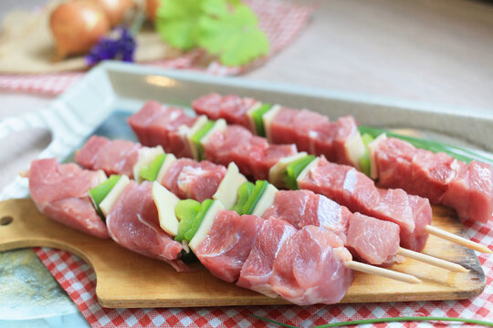 brochettes, pr&eacute;paration pour grillade, barbecue ,brochettes de dinde crue