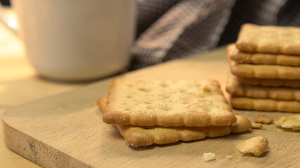 Biscuit crackers Put on a wooden container