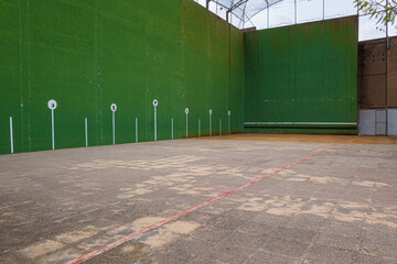 Sports center to play fronton, with green walls. 