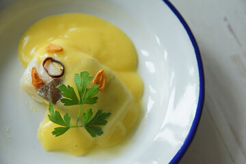 Bacalao al pil pil tapa tradicional del norte de España. Pescado de coco cocinado con una deliciosa salsa hecha con aceite, bacalao y ajo.