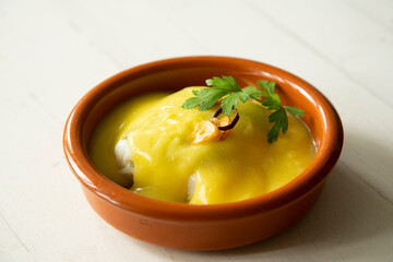 Bacalao al pil pil tapa tradicional del norte de España. Pescado de coco cocinado con una deliciosa salsa hecha con aceite, bacalao y ajo.