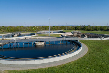Wasserkreislauf und nachhaltige Wasseraufbereitung in der Kläranlage, Nachklärbecken von...
