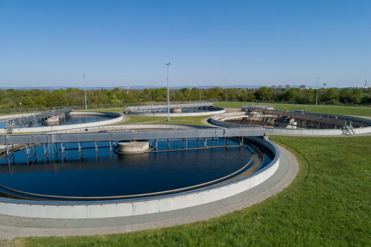 Wasserkreislauf und nachhaltige Wasseraufbereitung in der Kläranlage, Nachklärbecken von erhöhtem Standpunkt.