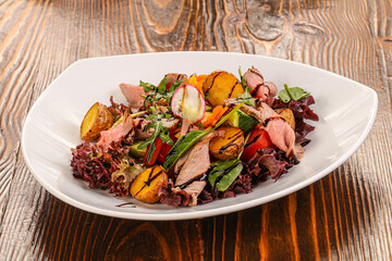 Tasty salad with roast beef