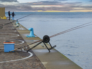 Pescatori al tramonto con canne ed esche