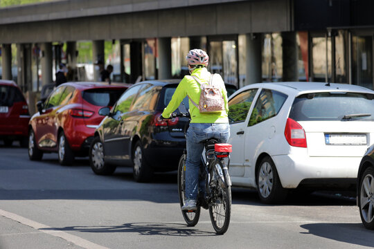 fahrradfahrer in der stadt mit viel verkehr