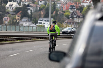 Fototapeta na wymiar fahrradfahrer in der stadt mit viel verkehr