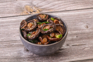 Marinated shiitake mushrooms with herbs