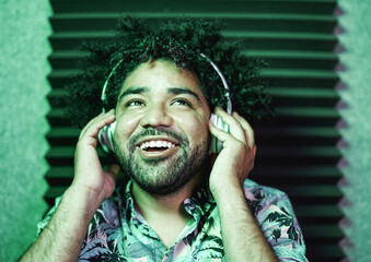 Multiracial man listening music with wireless headphones - Young trendy person enjoy technology