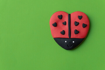 Gingerbread ladybug homemade, close up, green background © NCirmu