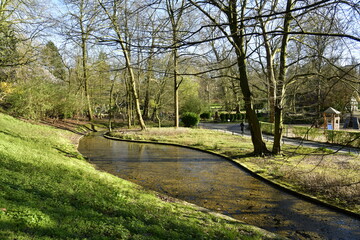 L'une des pièces d'eau du parc Josaphat sous la végétation luxuriante au début du printemps 