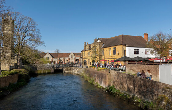 Salisbury, Wiltshire, UK. 2021.  The River Avon flowing past customers queueing and eating outside  Kings Head Inn during Covid lockdown.