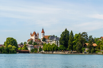 Schloss Thun in Thun, Schweiz mit der Aare im Vordergrund