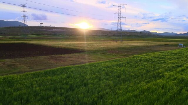 Torre el&eacute;ctrica entre las praderas 