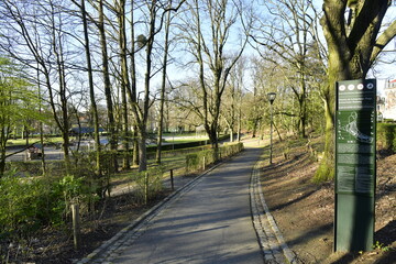 L'un des chemins asphaltés avec panneau d'information au parc Josaphat à Schaerbeek