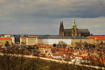 Obraz premium Beautiful view on a sunny day Prague castle early spring