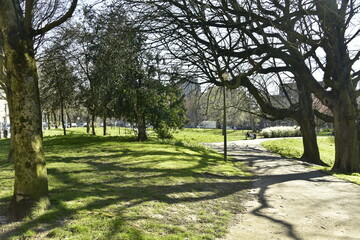 Le parc Huart Hamoir à contre jour sous un soleil de printemps à Schaerbeek