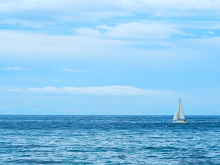 Fototapeta na wymiar Barco de vela surcando el agua del Mediterráneo