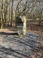 Stein als Markierung der alten Lage des Gauß-Turms am Hohen Hagen