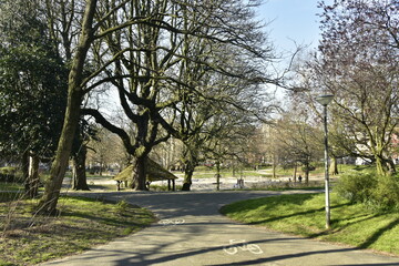 Chemin en bitume exceptionnellement vide sous un soleil de printemps durant la crise sanitaire due au COVID19 au parc Huart Hamoir à Schaerbeek 