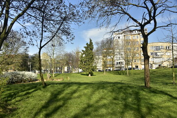 Le parc Huart Hamoir au quartier Riga à Schaerbeek exceptionnellement vide sous un ciel printanier durant le premier confinement due à la crise sanitaire du COVID19 