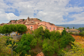 Roussillon (84220) village rose dans son environnement verdoyant, département du Vaucluse en région Provence-Alpes-Côte-d'Azur, France © didier salou