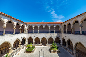 Fototapeta na wymiar El convento de Cristo de Tomar es uno de los monumentos históricos más importantes de Portugal y ha estado en la lista de patrimonio mundial de UNESCO desde 1983