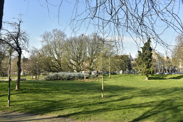 Le parc Huart Hamoir au quartier Riga à Schaerbeek exceptionnellement vide sous un ciel printanier durant le premier confinement due à la crise sanitaire du COVID19 