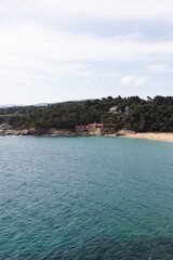 Naklejka premium Landscape of the mediterranean sea coast with a pink house in the middle