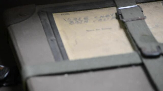 Close up de art&iacute;culos antiguos empolvados, caja de pel&iacute;cula cinematogr&aacute;fica antigua y latas de metal con cinta, material hist&oacute;rico y acervo cultural