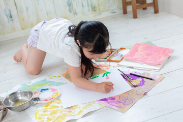 絵を描く子ども
