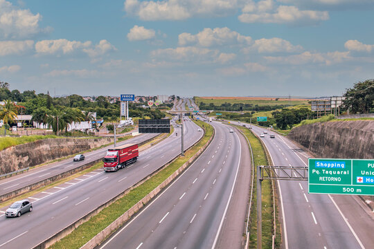 Rodovia dom Pedro em campinas, perto do shopping dom pedro. Praticamente vazia por causa da pandemia