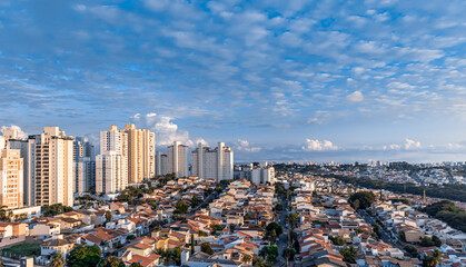 Vista do bairro parque da flores em campinas e prédios de mansões santo Antônio