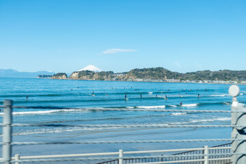 サーファーと波　鎌倉・材木座海岸の風景