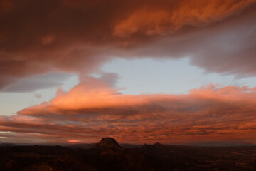 Nubes rojas al amanecer. Cieza (Murcia-España).