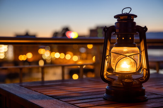 gem&uuml;tlicher Balkon mit weiter urbaner Aussicht, Petroleumlampe, Bokeh