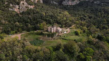 bosque con iglesia