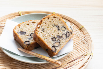蕎麦粉と黒豆のスポンジケーキ