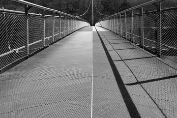 Brücke in Licht und Schatten mit Fluchtpunkt