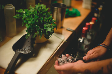 Bebida refrescante, limonada. con agua y limon, con mucho hielo